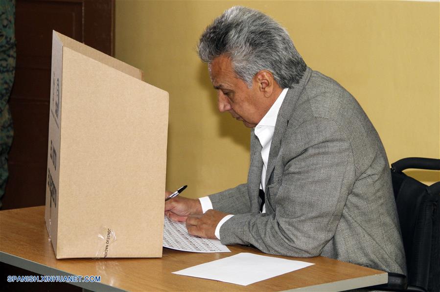 Imagen cedida por la Presidencia de Ecuador, del presidente ecuatoriano, Lenín Moreno, emitiendo su voto en el colegio Sagrados Corazones de Rumipamba, en Quito, capital de Ecuador, el 24 de marzo de 2019. Los colegios electorales abrieron este domingo a las 07:00 hora local (12:00 GMT) en Ecuador para elegir a autoridades de Gobiernos locales y a los miembros del Consejo de Participación Ciudadana y Control Social (CPCCS). (Xinhua/Presidencia de Ecuador)