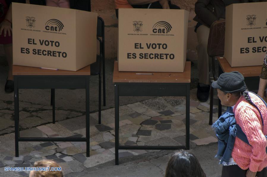 Una mujer espera para emitir su voto en el colegio San Vicente de Paúl, en Quito, capital de Ecuador, el 24 de marzo de 2019. Los colegios electorales abrieron este domingo a las 07:00 hora local (12:00 GMT) en Ecuador para elegir a autoridades de Gobiernos locales y a los miembros del Consejo de Participación Ciudadana y Control Social (CPCCS). (Xinhua/Santiago Armas)