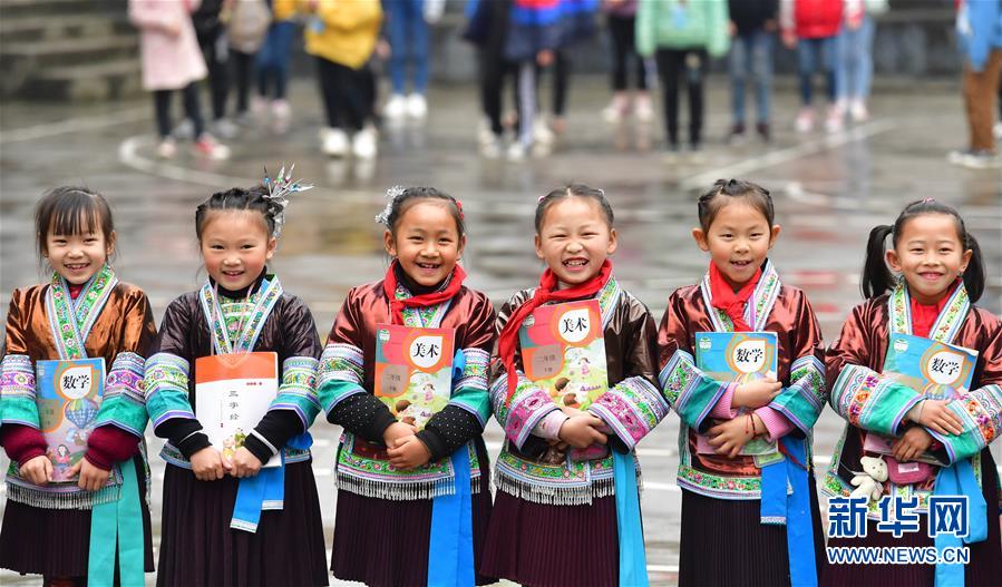 Chicas de la etnia Miao hacen realidad sus sueños de ir a la escuela 