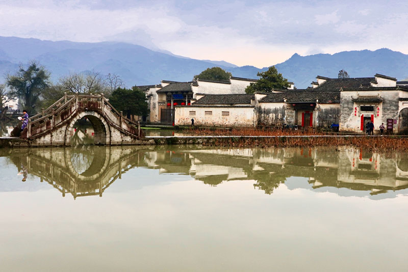 Hongcun, en Huangshan, provincia de Anhui, es un sitio muy famoso debido a su impecable arquitectura tradicional. Además, este pueblo es Patrimonio de la Humanidad UNESCO. Anhui , 20 de marzo del 2019. [Foto: Zhu Lixin/ Chinadaily.com.cn] 