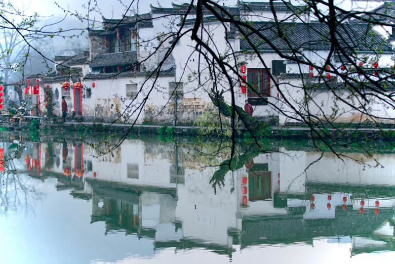 Hongcun, en Huangshan, provincia de Anhui, es un sitio muy famoso debido a su impecable arquitectura tradicional. Además, este pueblo es Patrimonio de la Humanidad UNESCO. Anhui , 20 de marzo del 2019. [Foto: Zhu Lixin/ Chinadaily.com.cn] 
