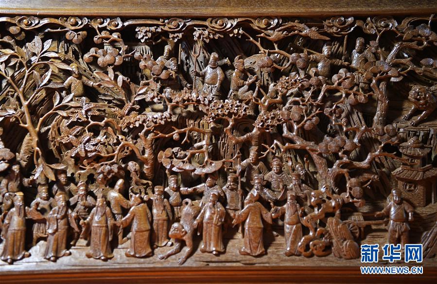 Talla en madera “La caza del emperador” del maestro Yu Youhong. Esta pieza le tomó tres años de trabajo. 18 de marzo del 2019. (Foto: Xinhua)