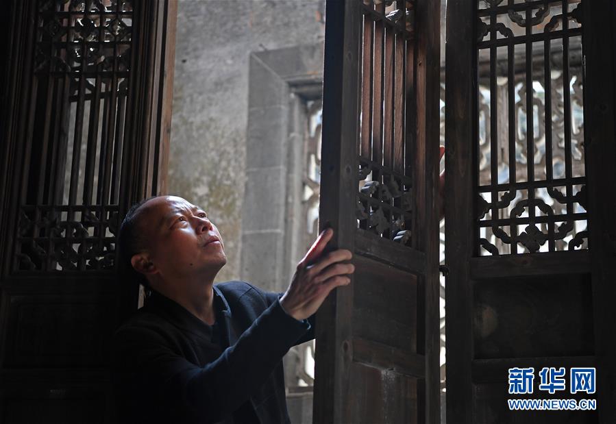 Yu Youhong revisa parte de un edificio antiguo en la aldea Wangkou, Wuyuan, provincia de Jiangxi, 19 de marzo del 2019. (Foto: Xinhua)