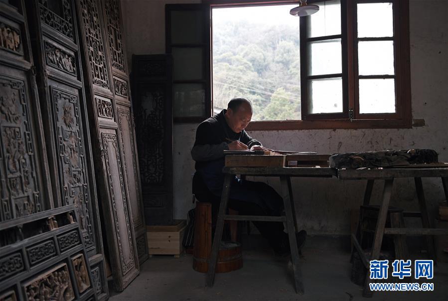 Yu Youhong trabaja en su estudio de la aldea Wangkou, Wuyuan, provincia de Jiangxi, 18 de marzo del 2019. (Foto: Xinhua)