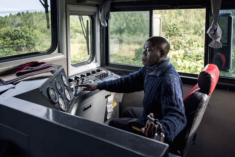 Un conductor de tren en Tanzania en abril de 2018. [Foto por Wang Tiancheng / para chinadaily.com.cn]
