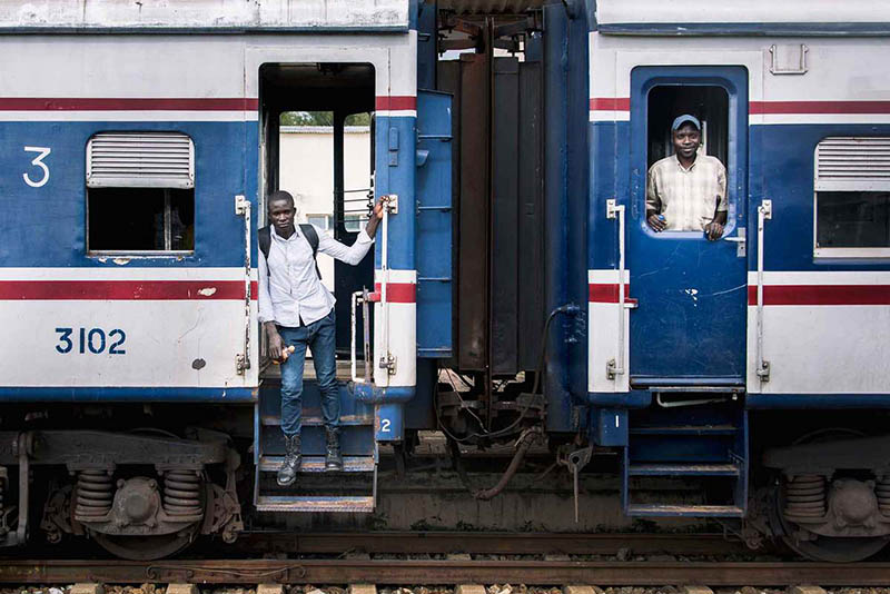 Los pasajeros miran desde un tren en Zambia en abril de 2018. [Foto por Wang Tiancheng / para chinadaily.com.cn]