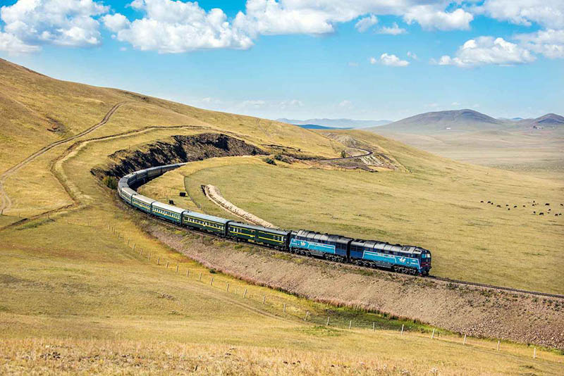 Un tren internacional de la línea ferroviaria Beijing-Moscú circulaba por Ulan Bator en septiembre de 2016. [Foto de Wang Tiancheng / chinadaily.com.cn]
