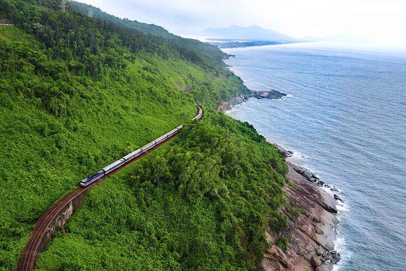 Un tren circula por Vietnam en mayo de 2017. [Foto por Wang Tiancheng / para chinadaily.com.cn]