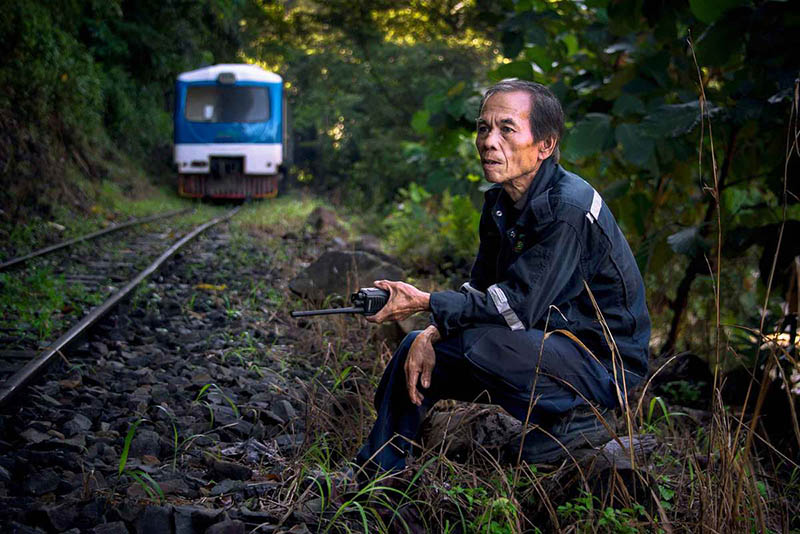 Un conductor de tren espera que remolquen su tren después de que se produjese una avería en Malasia en enero de 2018. [Foto por Wang Tiancheng / chinadaily.com.cn]