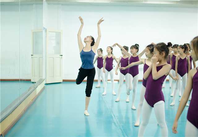 Mao Xin ofrece clases de danza a los niños chinos de la Escuela Internacional China de Praga. [Foto proporcionada a chinadaily.com.cn]