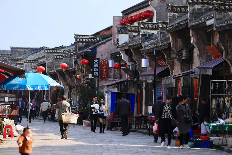 La gente camina en una calle en Datong, una antigua ciudad en la orilla este del río Yangtze en Tongling, provincia de Anhui, el 25 de marzo de 2019. [Foto de Zhu Lixin / chinadaily.com.cn]