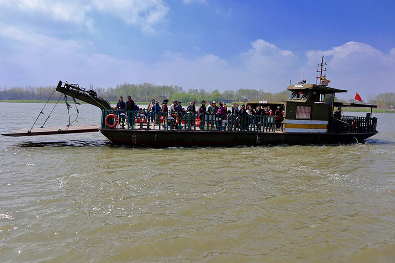 El 25 de marzo de 2019, la gente viaja en barco entre las islas del río Yangtze y la orilla, donde se encuentra Datong, una antigua ciudad en Tongling, provincia de Anhui. [Foto por Zhu Lixin / chinadaily.com.cn]