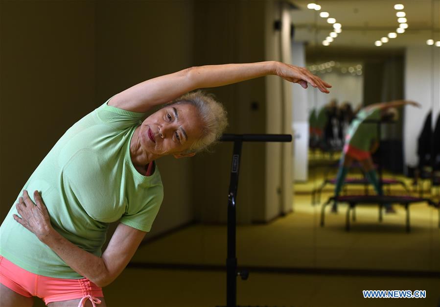 Abuela china fisiculturista presume de buena figura y mucha energía