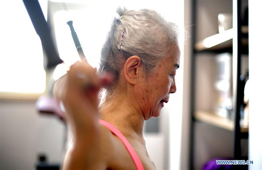 Abuela china fisiculturista presume de buena figura y mucha energía