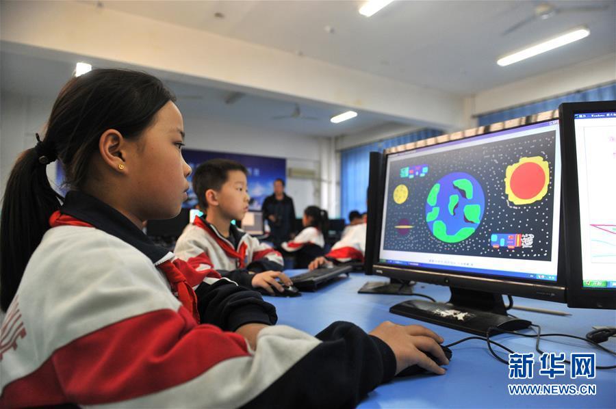El 28 de marzo, los maestros de la escuela primaria experimental en la ciudad de Renqiu, provincia de Hebei, instruyeron a los estudiantes a dibujar con ordenadores. 