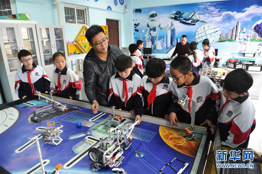 El 28 de marzo, los maestros de la escuela primaria experimental en la ciudad de Renqiu, provincia de Hebei, instruyeron a los estudiantes a operar robots. 