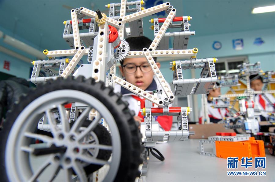 El 28 de marzo, los maestros de la escuela primaria experimental en la ciudad de Renqiu, provincia de Hebei, instruyeron a los estudiantes durante unos trabajos creativos de robótica.
