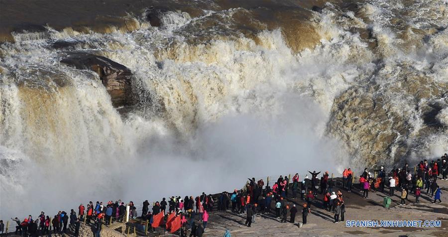 Turistas visitan las cataratas de Hukou del río Amarillo