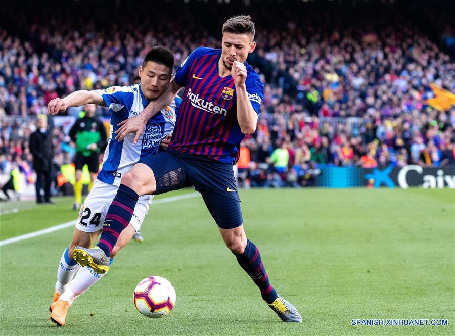 Fútbol: Messi le gana el duelo a Wu Lei