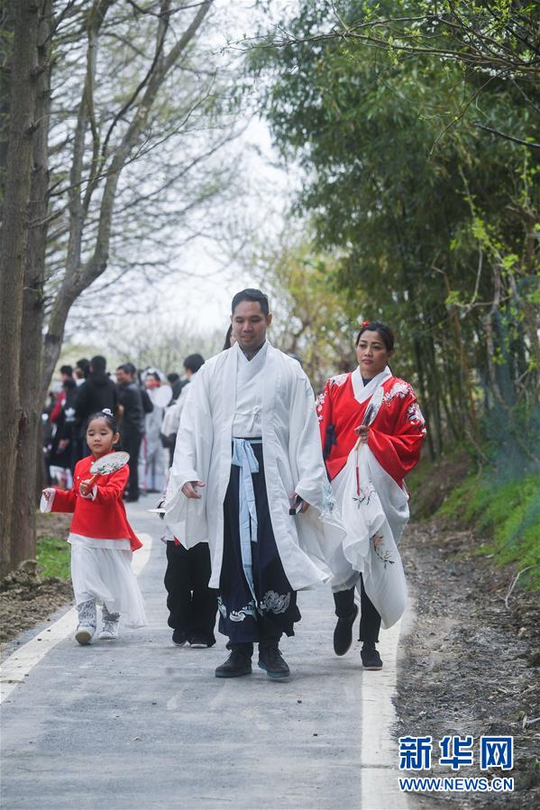 Varios extranjeros visten el tradicional traje Hanfu para disfrutar la primavera