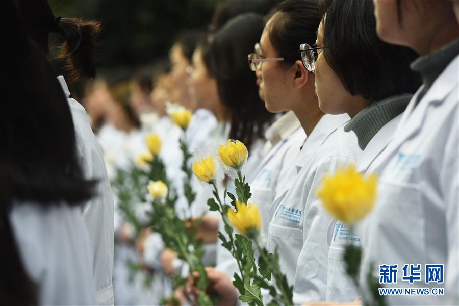 Estudiantes de medicina muestran sus respetos a los que donan sus cuerpos a la ciencia