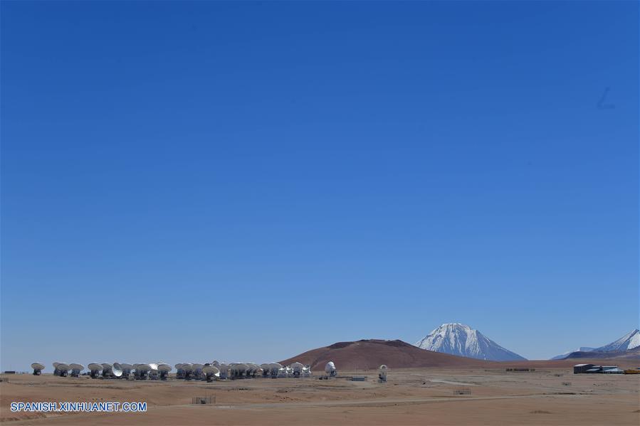 SAN PEDRO DE ATACAMA, 3 abril, 2019 (Xinhua) -- Imagen del 27 de marzo de 2019, de un científico trabajando en el Observatorio Atacama Large Millimeter Array (ALMA), en el Llano de Chajnantor, ubicada a 5,000 metros de altura sobre el llano de Chajnantor, en San Pedro de Atacama, en la Región de Antofagasta, Chile. En el desierto chileno de Atacama, el más árido del mundo y a más de 5.000 metros de altura sobre el nivel del mar se encuentra el observatorio ALMA, un conjunto de 66 antenas que transformó a Chile en los ojos de la Tierra. (Xinhua/Jorge Villegas)