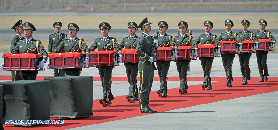 Soldados trasladan los féretros que contienen los restos de los soldados chinos de los Voluntarios del Pueblo Chino (VPCh) fallecidos en la Guerra de Corea (1950-1953), en el Aeropuerto Internacional Taoxian, en Shenyang, capital de la provincia de Liaoning, en el noreste de China, el 3 de abril de 2019. Los restos de 10 soldados chinos fallecidos en la Guerra de Corea (1950-1953) han sido devueltos a China el miércoles desde la República de Corea. (Xinhua/Yang Qing)