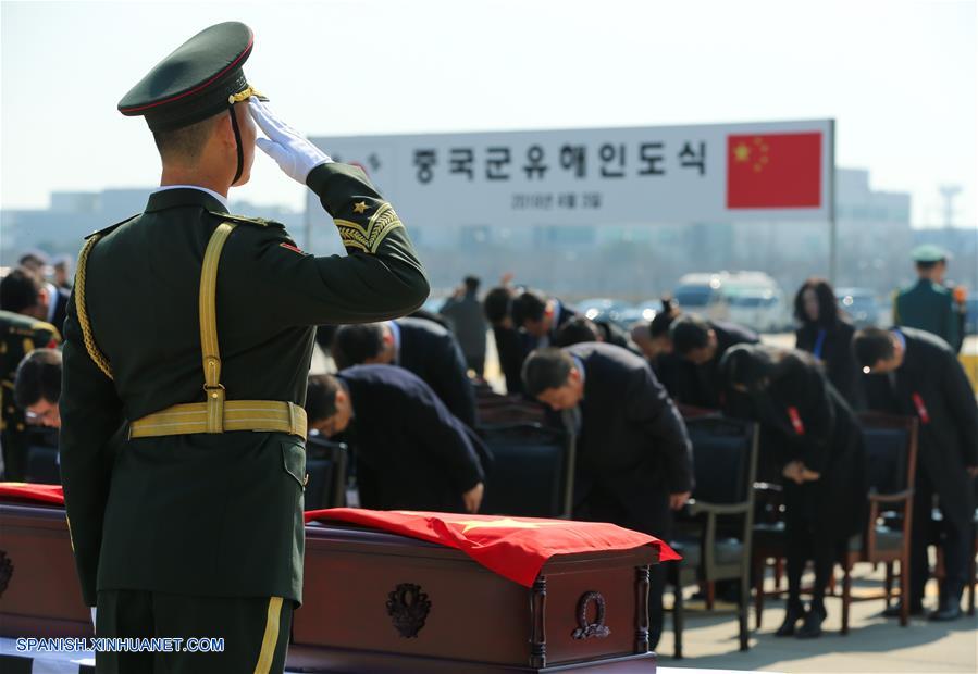 Personas rinden tributo a los restos de los mártires de los Voluntarios del Pueblo Chino fallecidos en la Guerra de Corea (1950-1953), durante una ceremonia de transferencia llevada a cabo en el Aeropuerto Internacional de Incheon, en Incheon, República de Corea, el 3 de abril de 2019. Los restos de 10 soldados chinos fallecidos en la Guerra de Corea han sido devueltos a China el miércoles desde la República de Corea. (Xinhua/Wang Jingqiang)