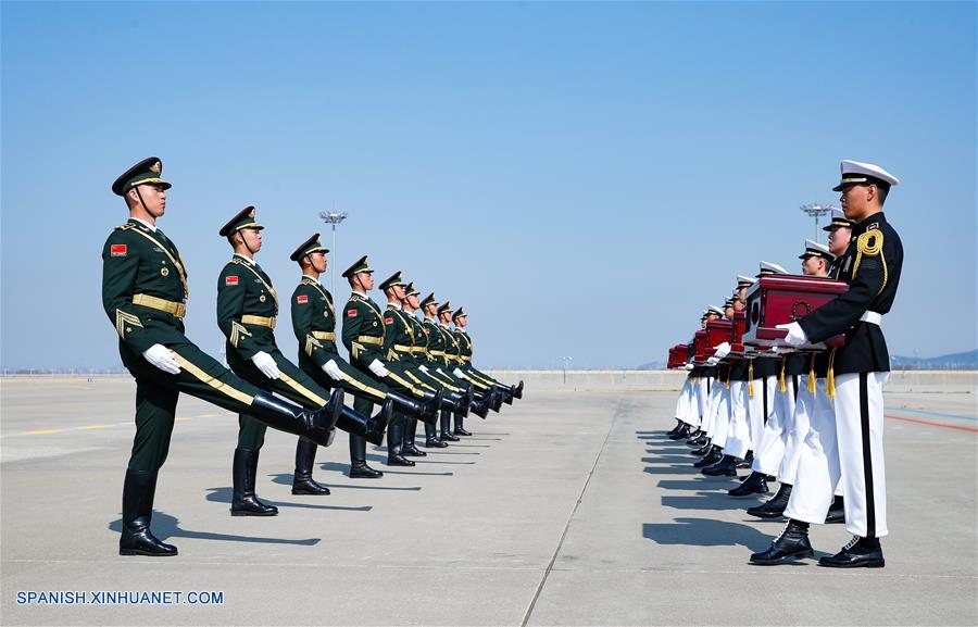 Soldados chinos (i) reciben de manos de soldados sudcoreanos los féretros que contienen los restos de los Voluntarios del Pueblo Chino fallecidos en la Guerra de Corea (1950-1953), durante una ceremonia de transferencia llevada a cabo en el Aeropuerto Internacional de Incheon, en Incheon, República de Corea, el 3 de abril de 2019. Los restos de 10 soldados chinos fallecidos en la Guerra de Corea han sido devueltos a China el miércoles desde la República de Corea. (Xinhua/Wang Jingqiang)