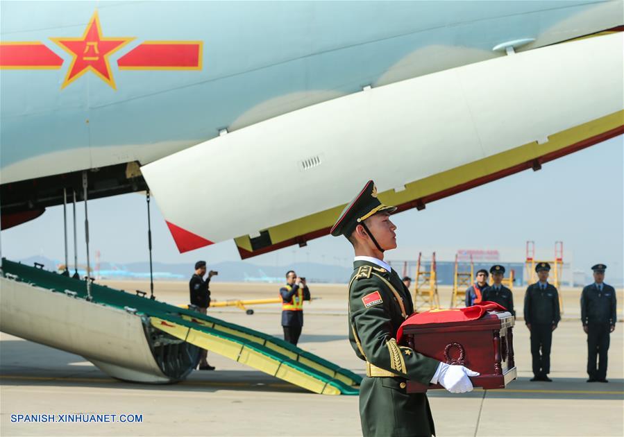 Un soldado chino traslada a un avión un féretro que contiene los restos de un mártir de los Voluntarios del Pueblo Chino fallecidos en la Guerra de Corea (1950-1953), durante una ceremonia de transferencia llevada a cabo en el Aeropuerto Internacional de Incheon, en Incheon, República de Corea, el 3 de abril de 2019. Los restos de 10 soldados chinos fallecidos en la Guerra de Corea han sido devueltos a China el miércoles desde la República de Corea. (Xinhua/Wang Jingqiang)
