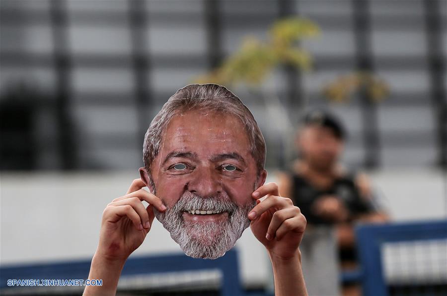 Lula cumple un año en prisión sin perspectivas de libertad en Brasil