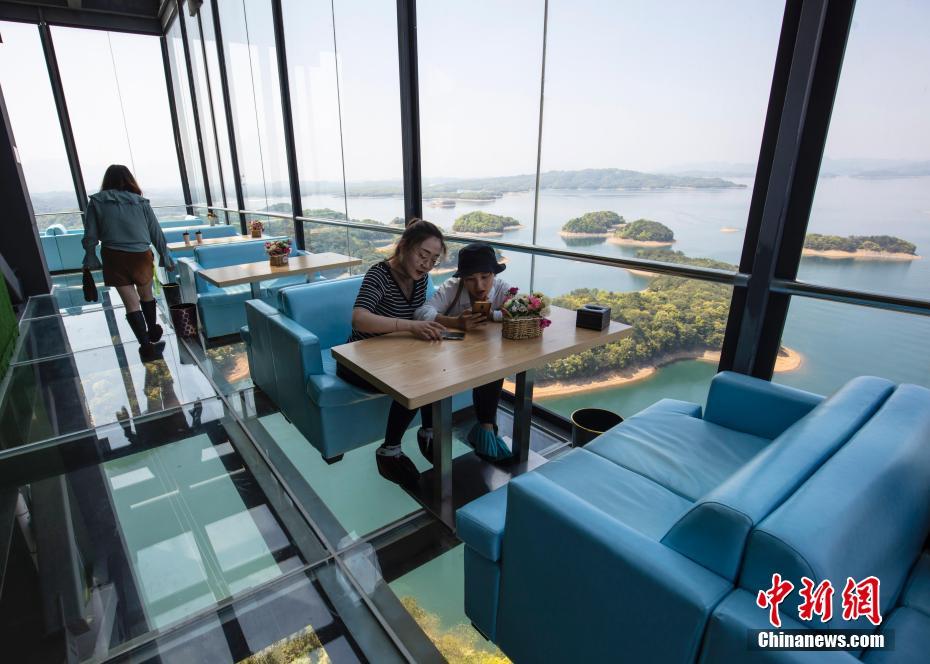 Construyen una cafetería a 99 metros de altura en Jiangxi
