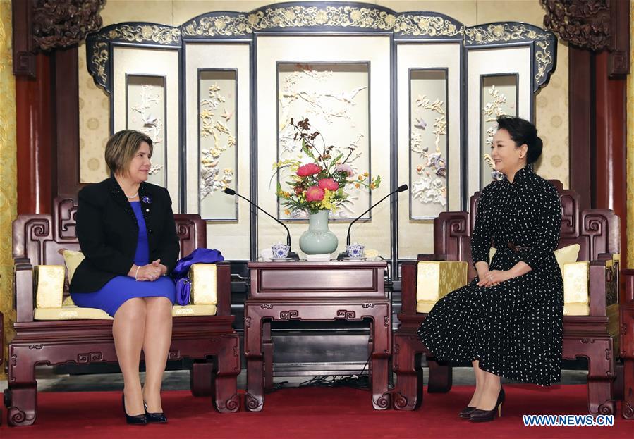 Peng Liyuan se reúne con esposa de presidente de Cuba