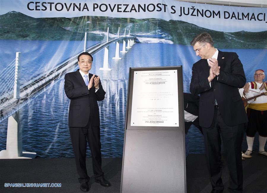 Primeros ministros de China y Croacia visitan Puente Peljesac en medio de intensa lluvia