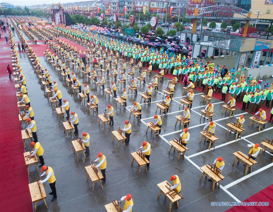 Elaboran artesanías de madera en Zhejiang