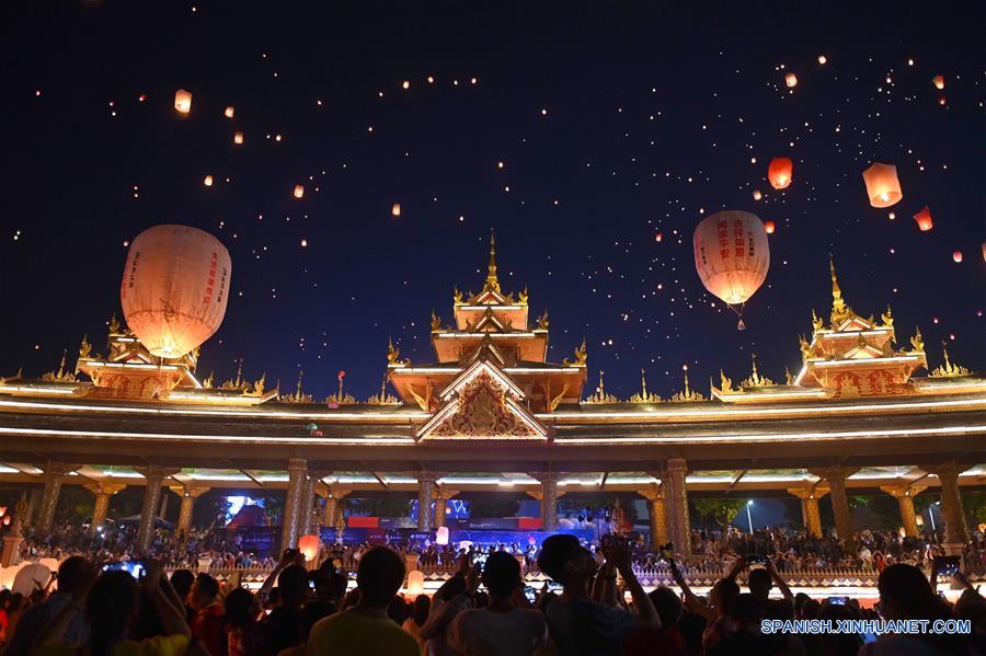 Celebran Año Nuevo del calendario del grupo étnico Dai en Yunnan
