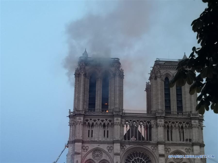 Columnas de humo emanan de la catedral de Notre Dame, en París, capital de Francia, el 15 de abril de 2019. Un incendio se desencadenó el lunes por la tarde en la catedral de Notre Dame en el centro de París, en donde los bomberos siguen luchando por controlar las llamas, dijo el lunes la alcaldesa de París, Anne Hidalgo. (Xinhua/Yang Yimiao)