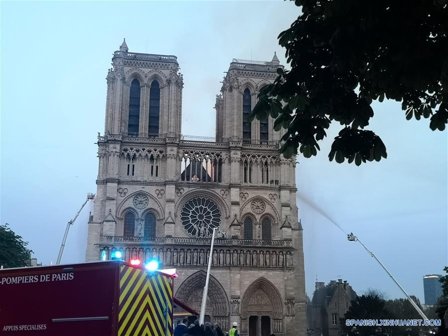 Bomberos intentan sofocar un incendio en la catedral de Notre Dame, en París, capital de Francia, el 15 de abril de 2019. Un incendio se desencadenó el lunes por la tarde en la catedral de Notre Dame en el centro de París, en donde los bomberos siguen luchando por controlar las llamas, dijo el lunes la alcaldesa de París, Anne Hidalgo. (Xinhua/Yang Yimiao)