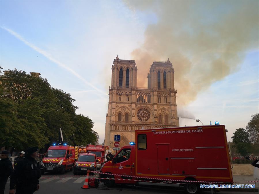 Vehículos de rescate permanecen cerca de la catedral de Notre Dame, en París, capital de Francia, el 15 de abril de 2019. Un incendio se desencadenó el lunes por la tarde en la catedral de Notre Dame en el centro de París, en donde los bomberos siguen luchando por controlar las llamas, dijo el lunes la alcaldesa de París, Anne Hidalgo. (Xinhua/Yang Yimiao)