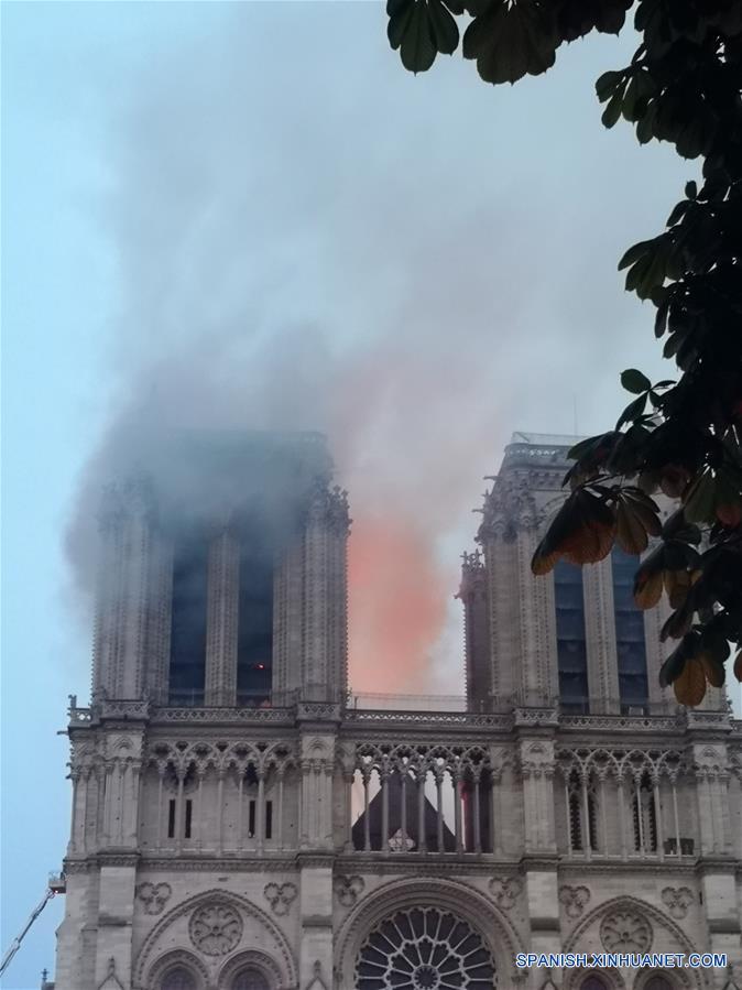 Columnas de humo emanan de la catedral de Notre Dame, en París, capital de Francia, el 15 de abril de 2019. Un incendio se desencadenó el lunes por la tarde en la catedral de Notre Dame en el centro de París, en donde los bomberos siguen luchando por controlar las llamas, dijo el lunes la alcaldesa de París, Anne Hidalgo. (Xinhua/Yang Yimiao)