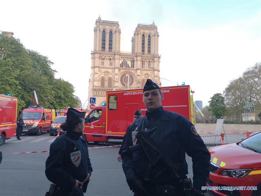 Elementos de seguridad permanecen cerca de la catedral de Notre Dame, en París, capital de Francia, el 15 de abril de 2019. Un incendio se desencadenó el lunes por la tarde en la catedral de Notre Dame en el centro de París, en donde los bomberos siguen luchando por controlar las llamas, dijo el lunes la alcaldesa de París, Anne Hidalgo. (Xinhua/Yang Yimiao)