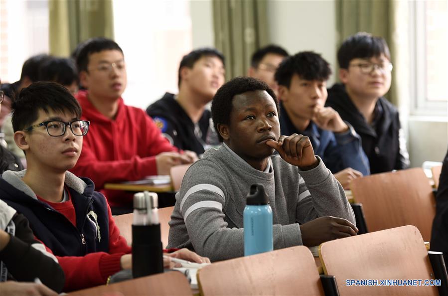 HUNAN, 15 abril, 2019 (Xinhua) -- Imagen del 14 de marzo de 2019, de Mangeh III Fondzenyuy Cedric (d-frente) asistiendo a una clase en la Universidad Agrícola de Hunan, en Changsha, provincia de Hunan, en el centro de China. Cedric, de 25 años, es de Camerún. Habiendo siendo testigo de la avanzada ciencia agrícola y tecnología y equipo de las empresas chinas, llegó a China en 2017 y estudió un posgrado con especialización en ingeniería de mecanización agrícola en la Escuela de Ingeniería de la Universidad de Hunan después de completar sus estudios de licenciatura. Cedric estudia principalmente mecanización y automatización agrícola, biología moderna, operación y gestión agrícola moderna, extensión de tecnología y ciencia agrícola y otros cursos profesionales en la universidad. Después de estudiar en China durante dos años, Cedric no sólo habla chino con fluidez, sino que también aprendió a operar más de 20 tipos de recursos agrícolas, dominó los métodos de manejo de información agrícola y se está convirtiendo en un talento agrícola moderno interdisciplinario. Cedric dijo que después de regresar a Camerún, aplicará lo que aprendió en China a la producción agrícola de su ciudad natal. Como Cedric, cada vez más estudiantes africanos van a Hunan a estudiar en los últimos años, especializándose en agronomía, medicina, administración de empresas, ingeniería civil, etc. Mientras aprendían conocimientos profesionales, sintieron el encanto de la cultura china y profundizaron la amistad con profesores y estudiantes de China. (Xinhua/Li Ga)