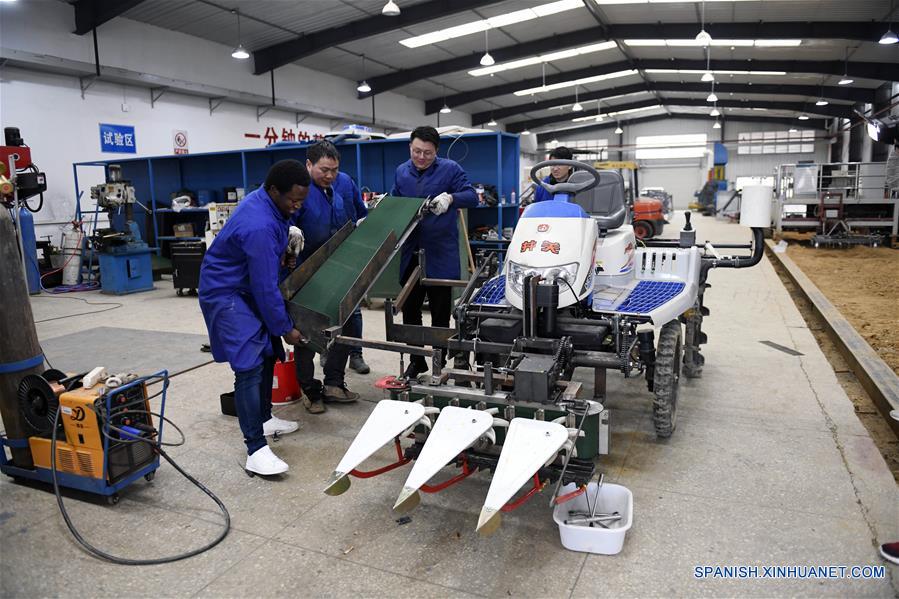  HUNAN, 15 abril, 2019 (Xinhua) -- Imagen del 14 de marzo de 2019, de Mangeh III Fondzenyuy Cedric (i) aprendiendo a reparar una máquina, en la Universidad Agrícola de Hunan, en Changsha, provincia de Hunan, en el centro de China. Cedric, de 25 años, es de Camerún. Habiendo siendo testigo de la avanzada ciencia agrícola y tecnología y equipo de las empresas chinas, llegó a China en 2017 y estudió un posgrado con especialización en ingeniería de mecanización agrícola en la Escuela de Ingeniería de la Universidad de Hunan después de completar sus estudios de licenciatura. Cedric estudia principalmente mecanización y automatización agrícola, biología moderna, operación y gestión agrícola moderna, extensión de tecnología y ciencia agrícola y otros cursos profesionales en la universidad. Después de estudiar en China durante dos años, Cedric no sólo habla chino con fluidez, sino que también aprendió a operar más de 20 tipos de recursos agrícolas, dominó los métodos de manejo de información agrícola y se está convirtiendo en un talento agrícola moderno interdisciplinario. Cedric dijo que después de regresar a Camerún, aplicará lo que aprendió en China a la producción agrícola de su ciudad natal. Como Cedric, cada vez más estudiantes africanos van a Hunan a estudiar en los últimos años, especializándose en agronomía, medicina, administración de empresas, ingeniería civil, etc. Mientras aprendían conocimientos profesionales, sintieron el encanto de la cultura china y profundizaron la amistad con profesores y estudiantes de China. (Xinhua/Li Ga)