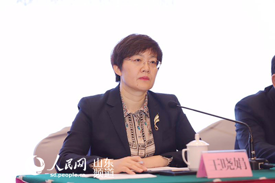 Wang Xiaojuan, miembro del Comité Permanente del Comité Municipal de Binzhou y directora del Departamento de Propaganda, preside la rueda de prensa.