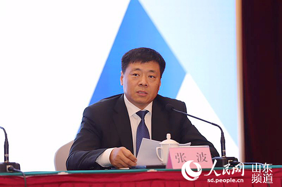 Zhang Bo, presidente de Shandong Aluminum Industry Association y presidente de Weiqiao Venture Group, presenta el desarrollo de la industria del aluminio y las empresas.