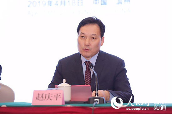 Zhao Qingping, miembro del Comité Permanente del Comité Municipal de Binzhou y teniente de alcalde ejecutivo, presenta la situación relevante de la cumbre.