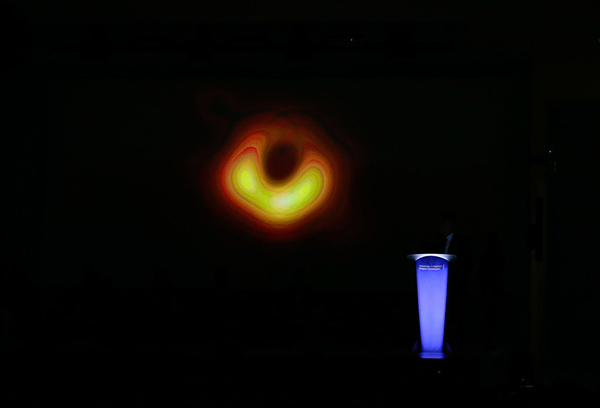 Presentación de la primera imagen de un agujero negro durante una conferencia de prensa del Consejo Europeo de Investigación de la Comisión Europea, Bruselas, Bélgica, 10 de abril del 2019. [Foto: IC]