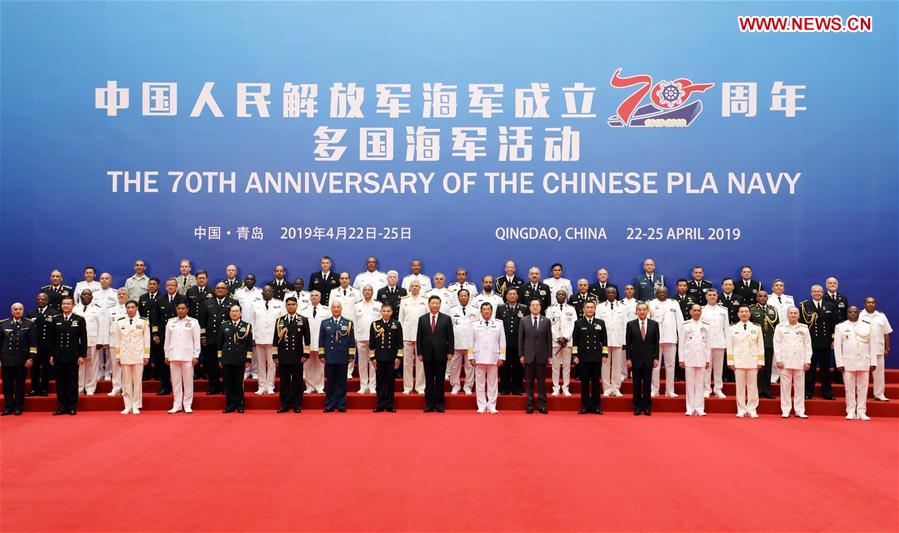 Xi se fotografía con jefes de delegaciones extranjeras asistentes a actos navales multinacionales