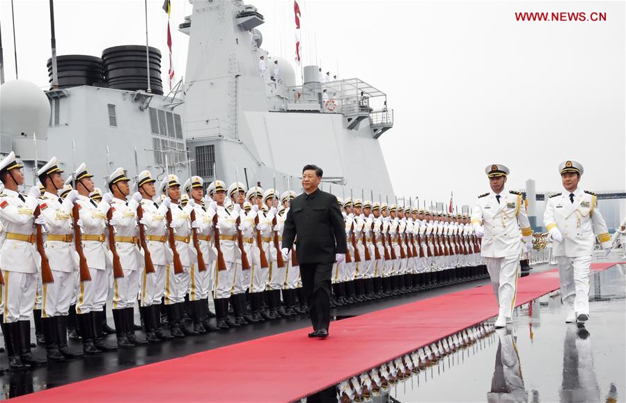Xi sube a bordo de destructor para participar en desfile naval