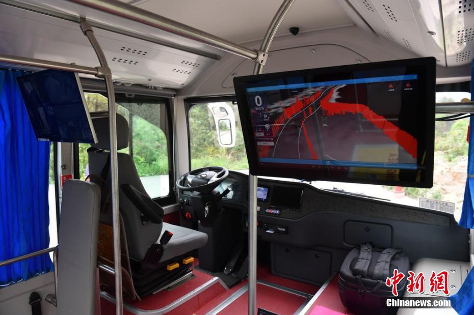 Prueban autobús no tripulado en el puente de cristal de Zhangjiajie